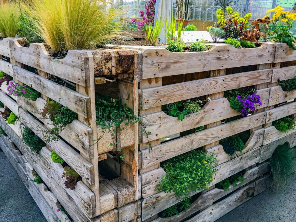 diy vertical garden with pallets urban balcony Germany
