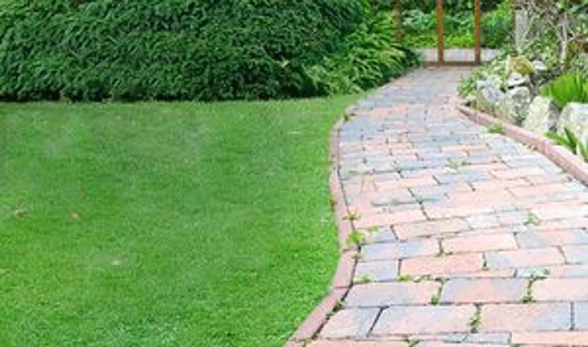 barrierefreie gartenwege senioren sonniger gartenweg