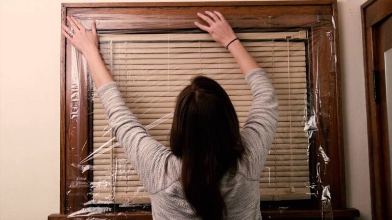 Frischhaltefolie über die Fensterrahmen: Ein vergessener Trick gegen Zugluft im Winter