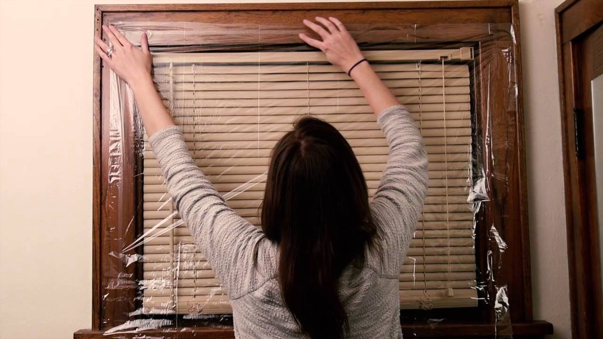 Frischhaltefolie auf der Fensterbank – warum es die Heizkosten senkt - image 1