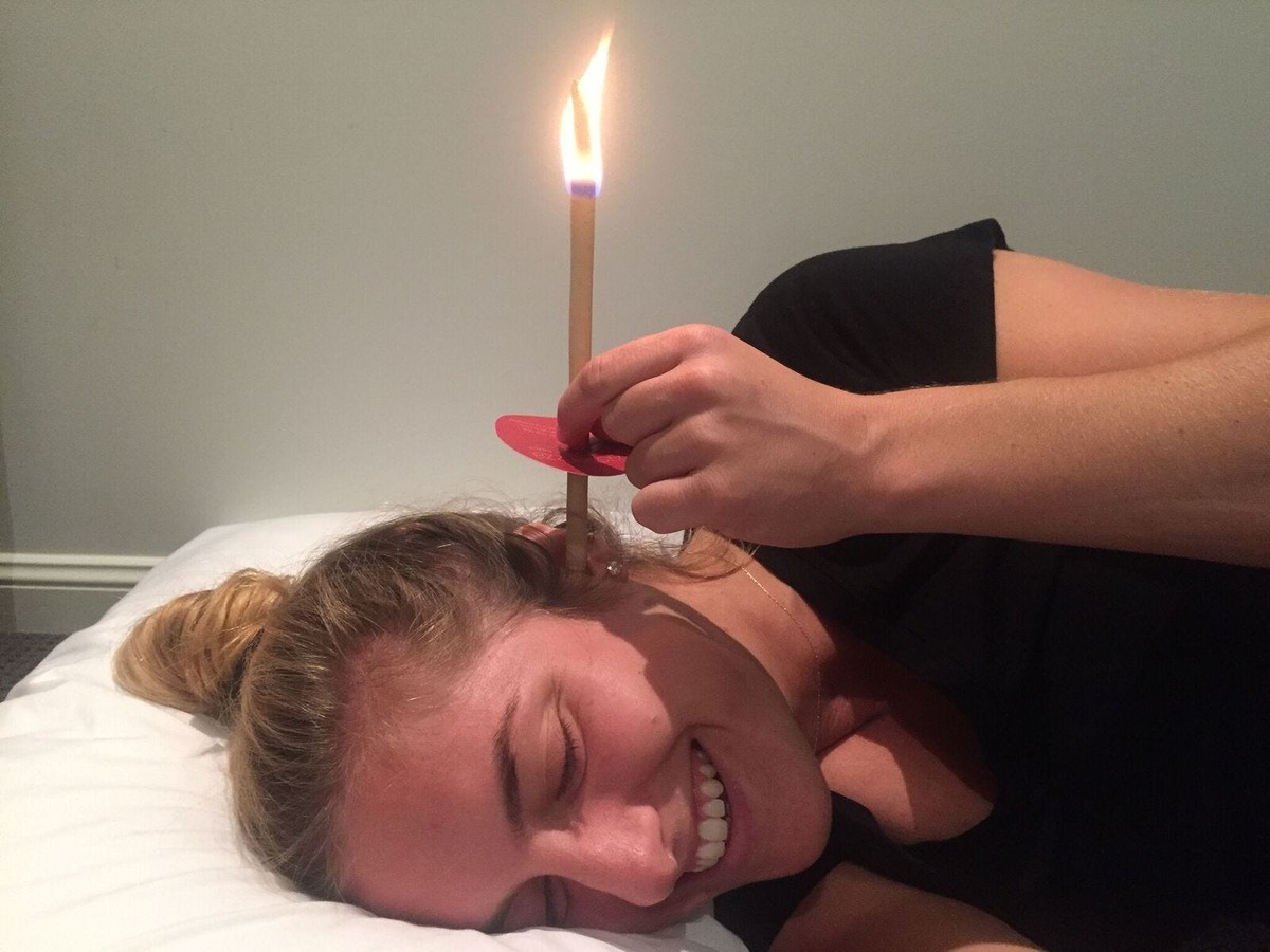 Kerzenwachs auf Holz entfernen – mit dem, was jeder zuhause hat