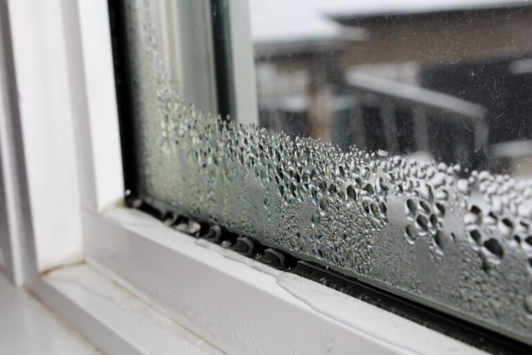 Plastikfolie über die Fensterrahmen – wie Sie im Winter 30% sparen
