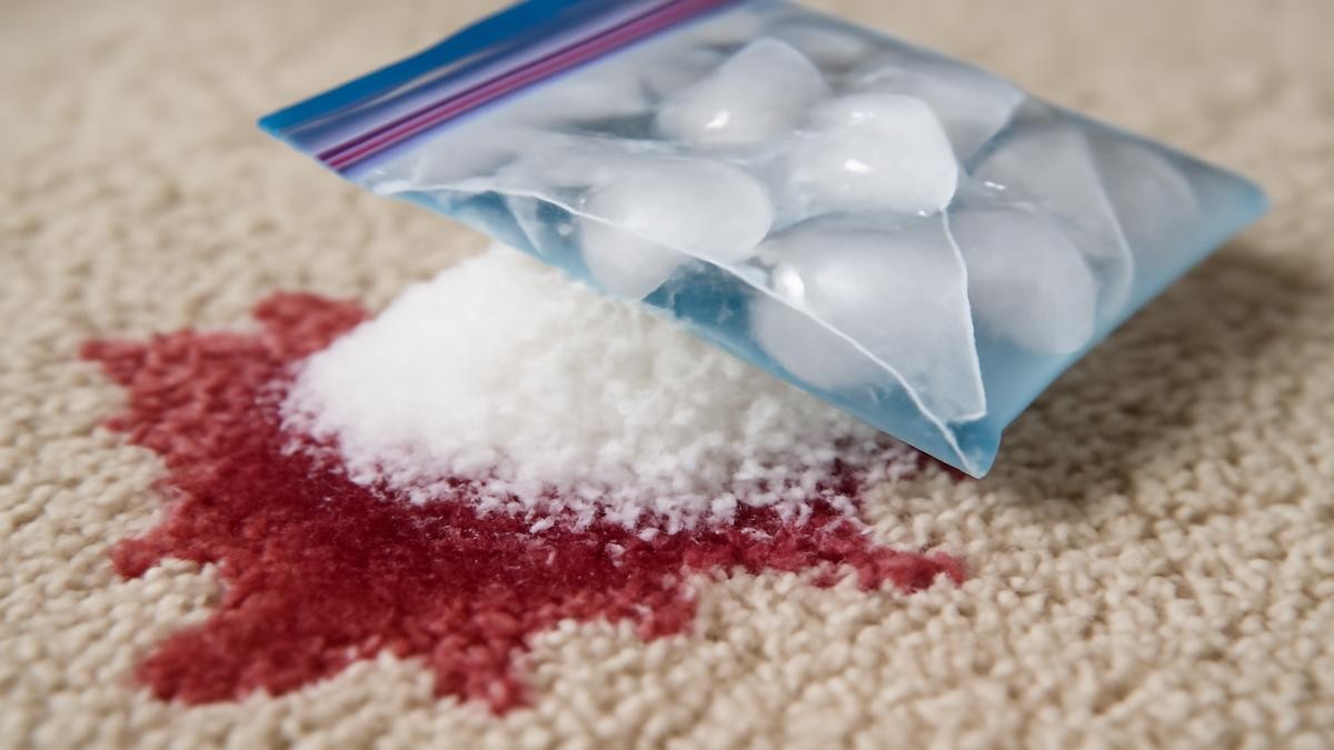 Salzstreuer für Weinflecken? Der Trick, den Reiniger nicht verraten - image 1