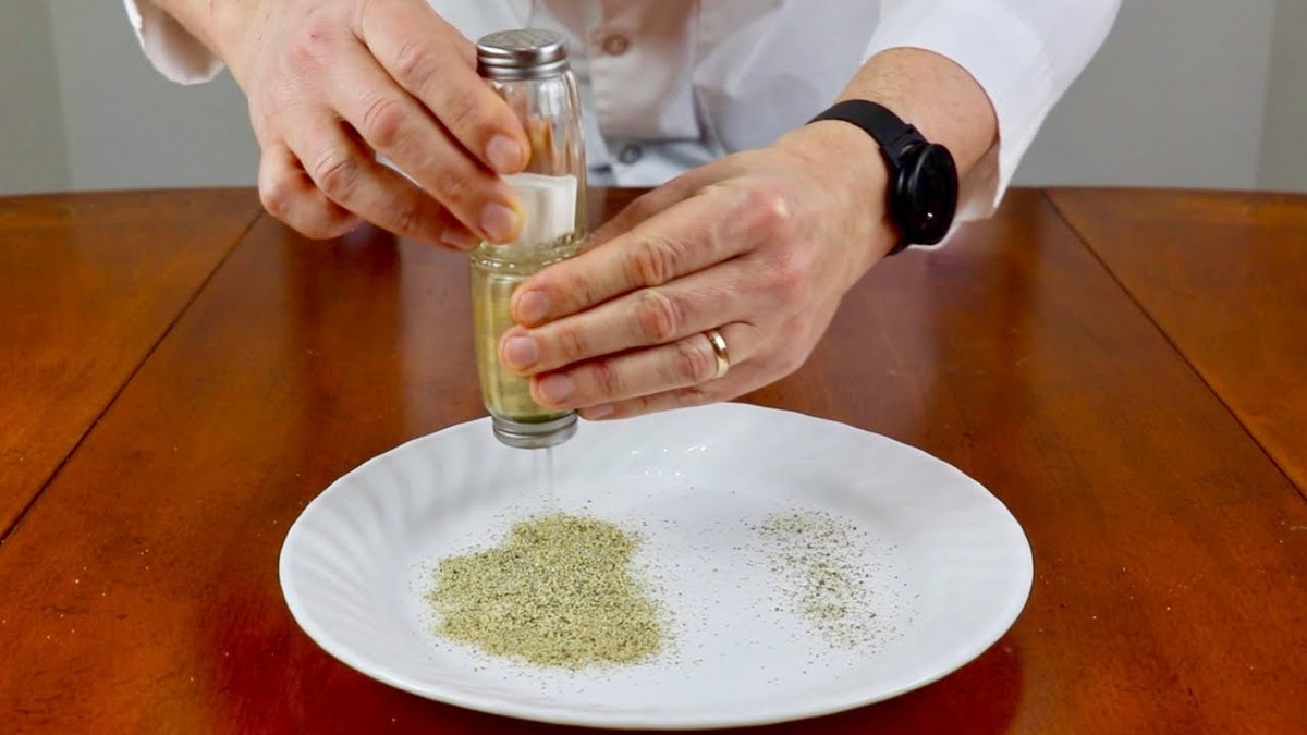 Salzstreuer mit Katzenstreu füllen – das Anti-Rutsch-Wunder für Treppen - image 1