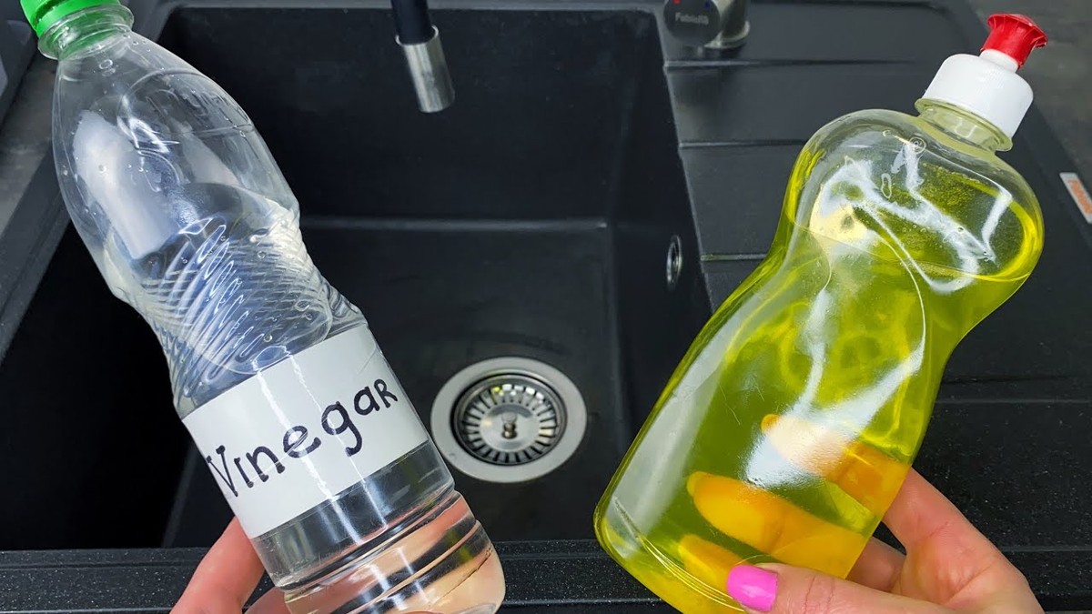 Salzwasser und Essig: Wie Sie hartnäckige Kalkflecken ohne Chemie entfernen