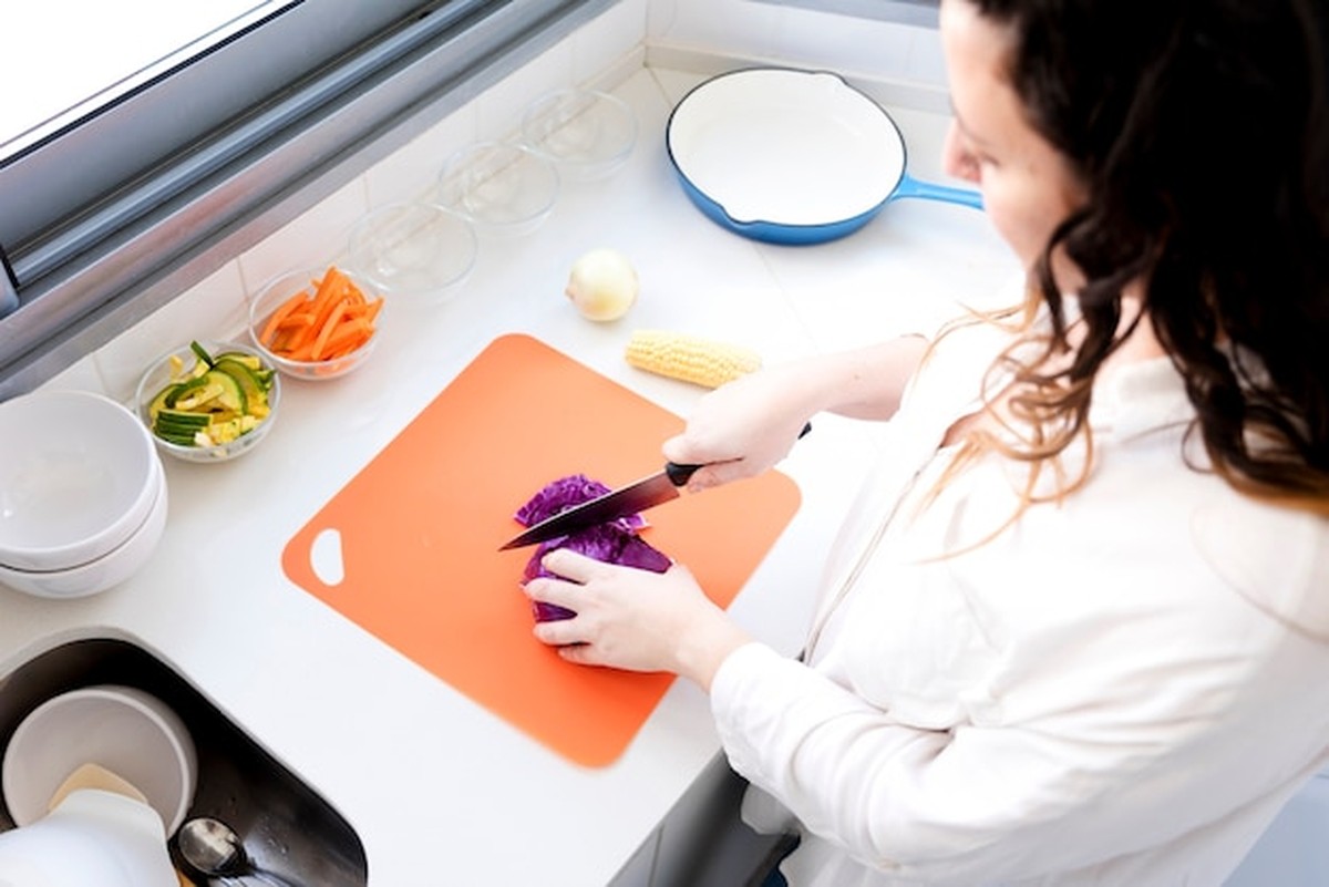 Sichere Küche für 50+: Diese Helfer machen den Alltag leichter