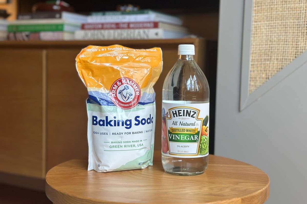 Backpulver hinter der Toilette: Das Geheimnis gegen Kalkflecken - image 2