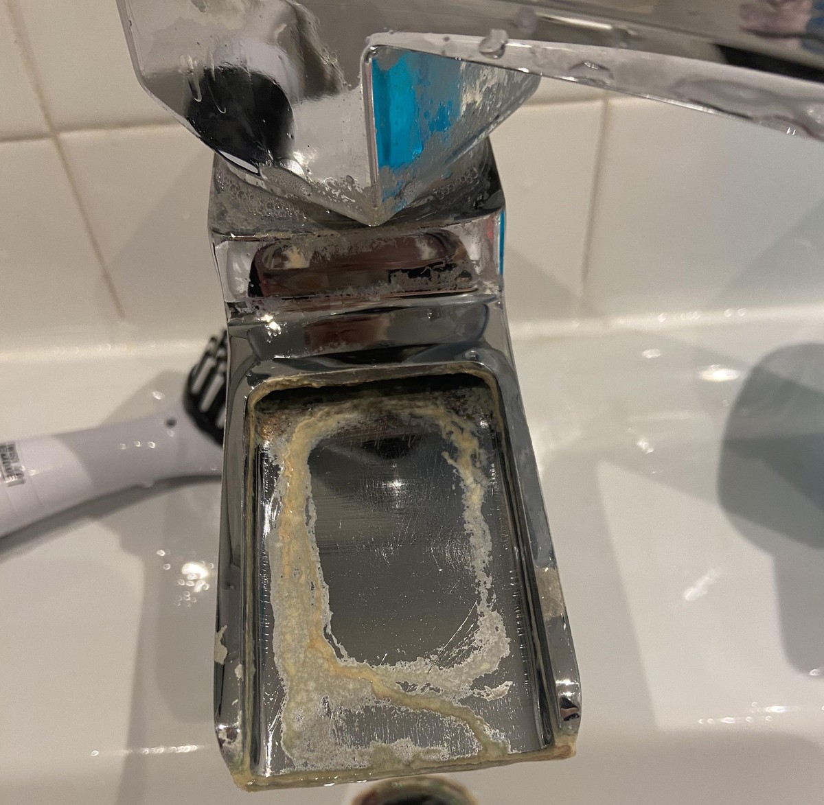 Backpulver und Zitronensaft: Das beste Mittel gegen Kalkflecken an Armaturen - image 1