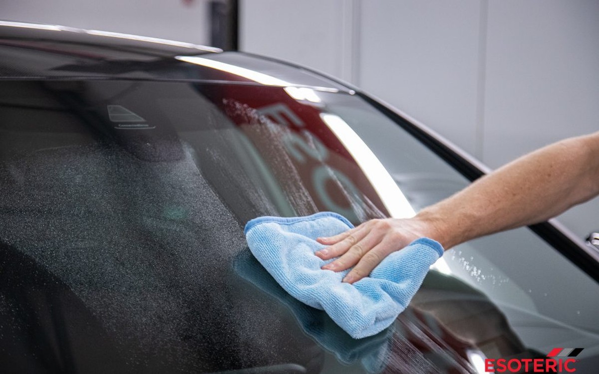 Essig im Spülwasser: Warum Ihre Fenster danach streifenfrei glänzen - image 2