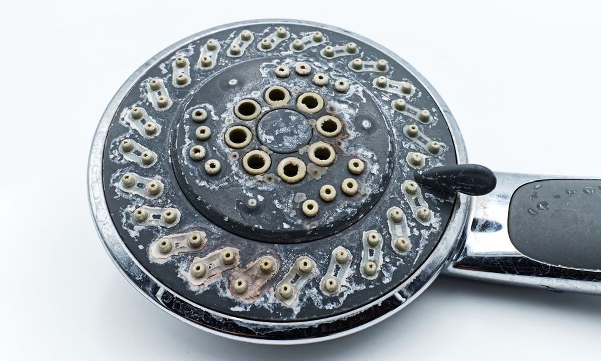 Essig in den Duschkopf – die 15-Minuten-Lösung gegen Kalkablagerungen - image 1