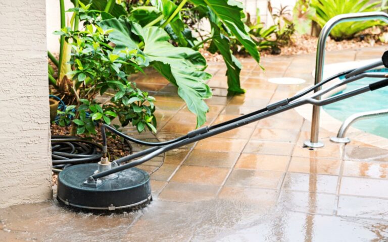 Fliesenleger warnen: Niemals diese Reiniger auf Naturstein verwenden