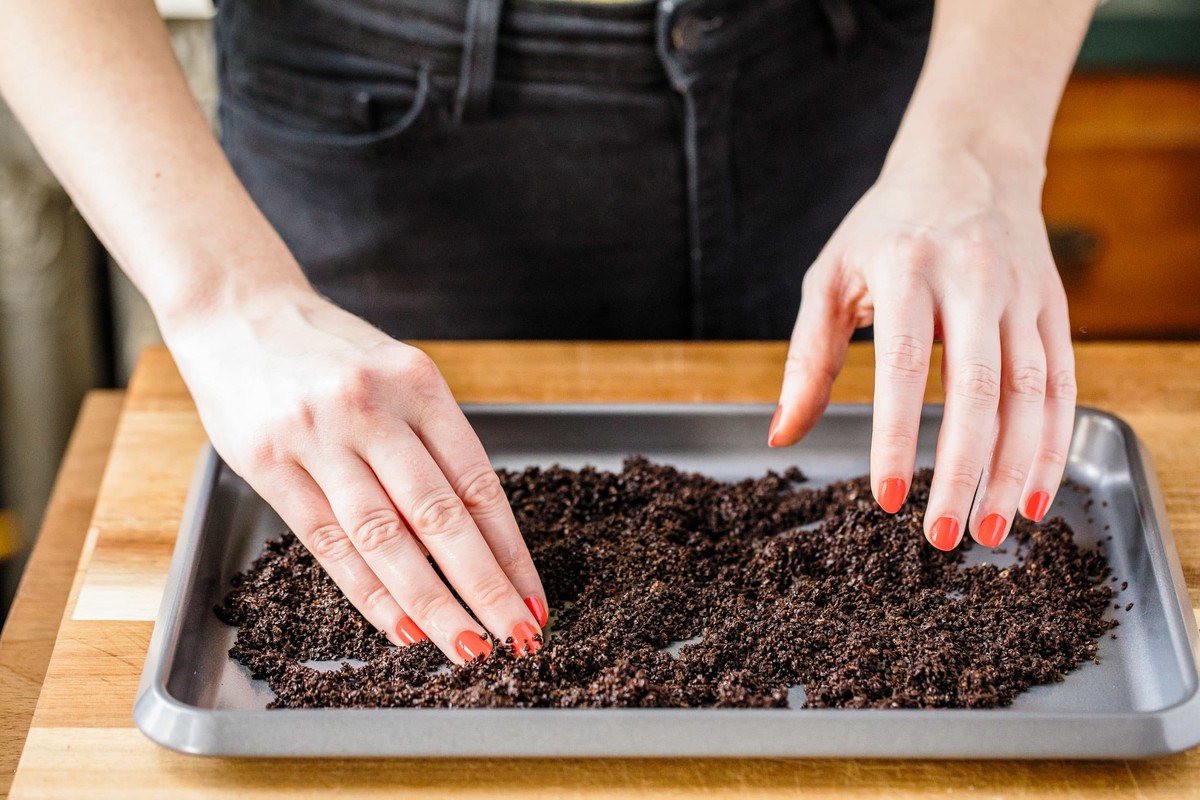Kaffeesatz hinter dem Kühlschrank: Der 3-Euro-Trick gegen Geruchsprobleme - image 1