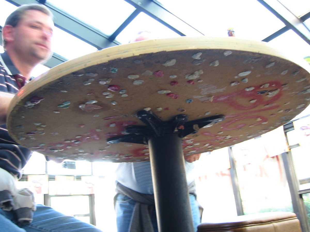 Kaugummi unter dem Tisch? Eiswürfel und Öl lösen das Problem in 5 Minuten - image 1