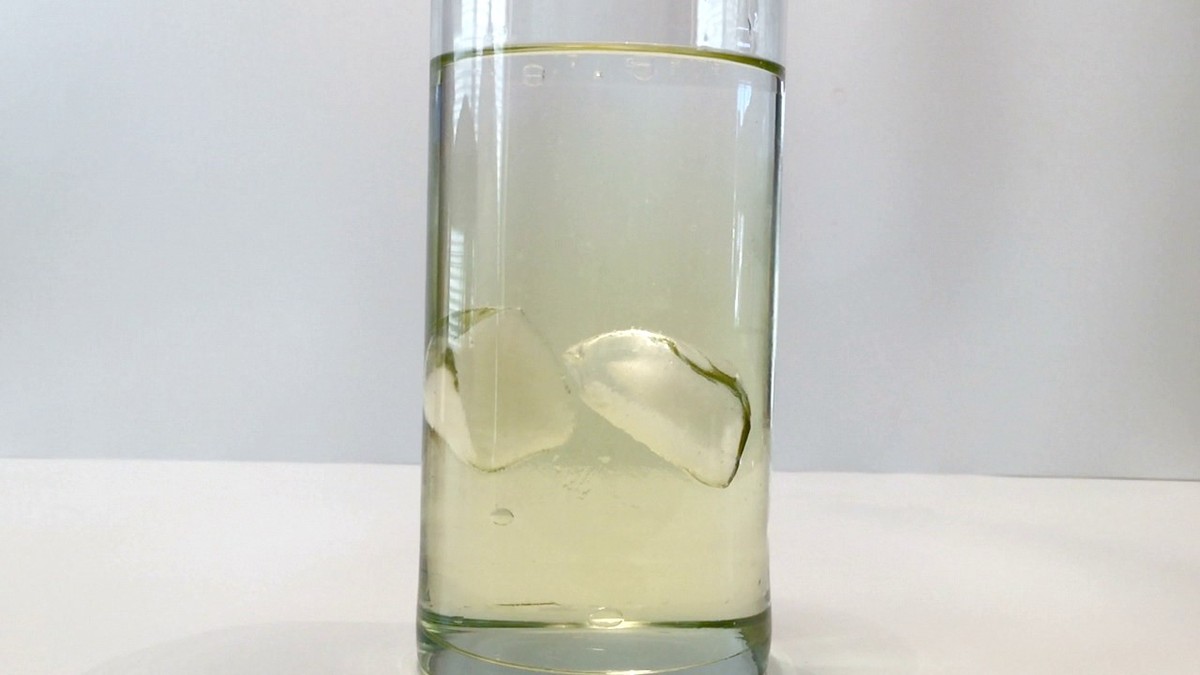 Kaugummi unter dem Tisch? Eiswürfel und Öl lösen das Problem in 5 Minuten - image 2