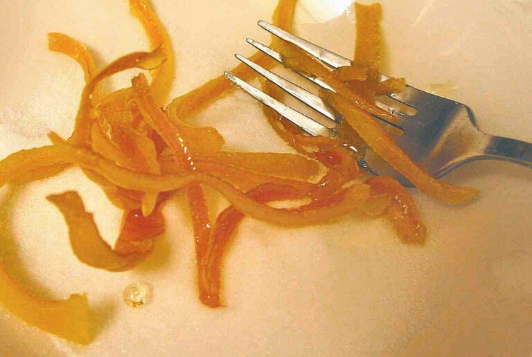 Orangenschalen in der Mikrowelle: Wie Sie die Wärmefalle selbst reinigen