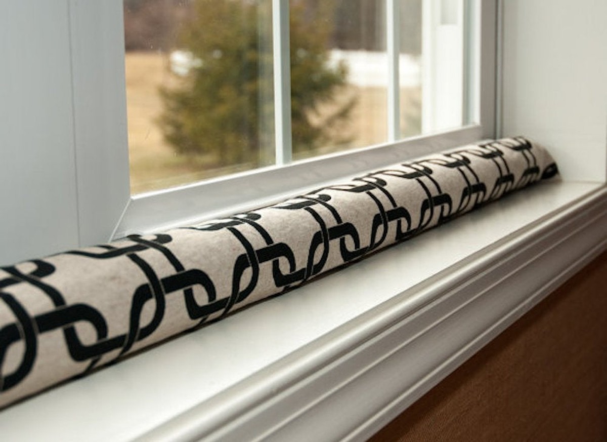 Plastikfolie über den Türrahmen – der Trick gegen Zugluft im Winter - image 1