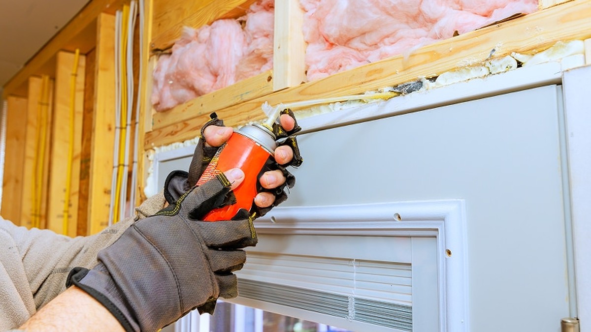 Plastikfolie über den Türrahmen – der Trick gegen Zugluft im Winter - image 2