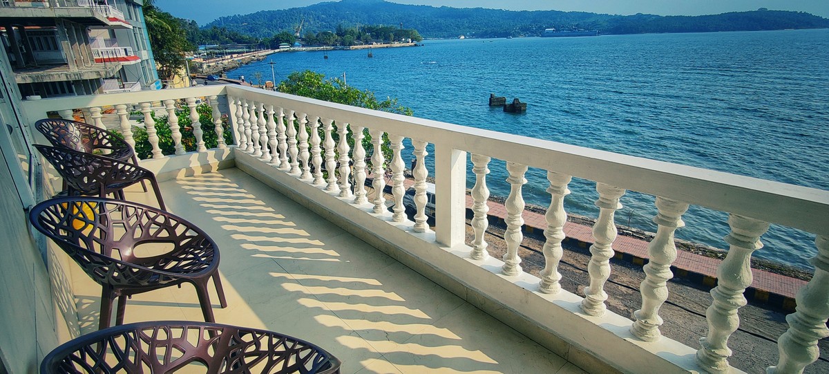 Salz auf dem Balkon streuen – warum Gärtner das vor jedem Winter tun