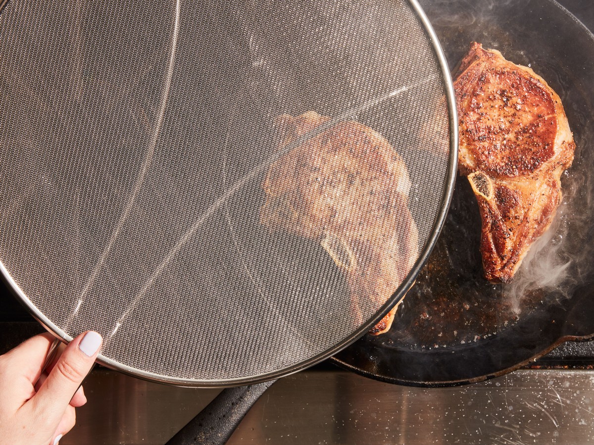 Salzstreuer gegen Fettspritzer in der Küche: Funktioniert wirklich? - image 2