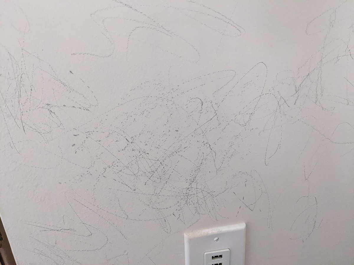 Zahnpasta auf der Tapete? Der Geheimtrick gegen Wandflecken - image 1