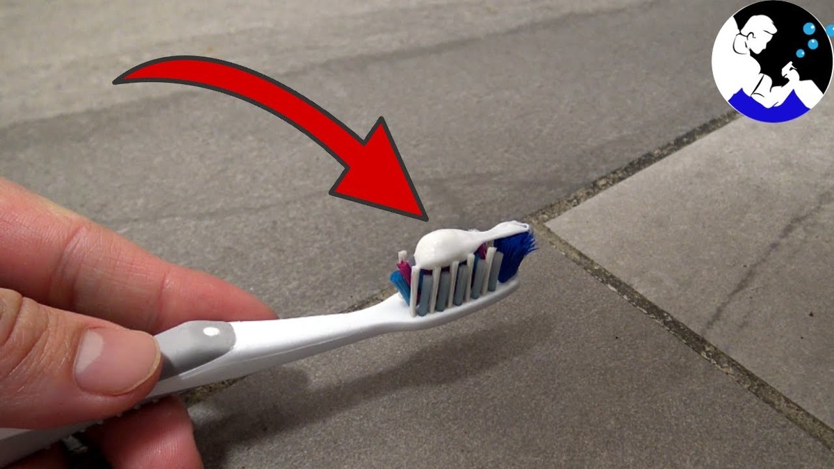 Zahnpasta auf Fliesenritzen: Das Putzmittel, das Handwerker selbst nutzen - image 2