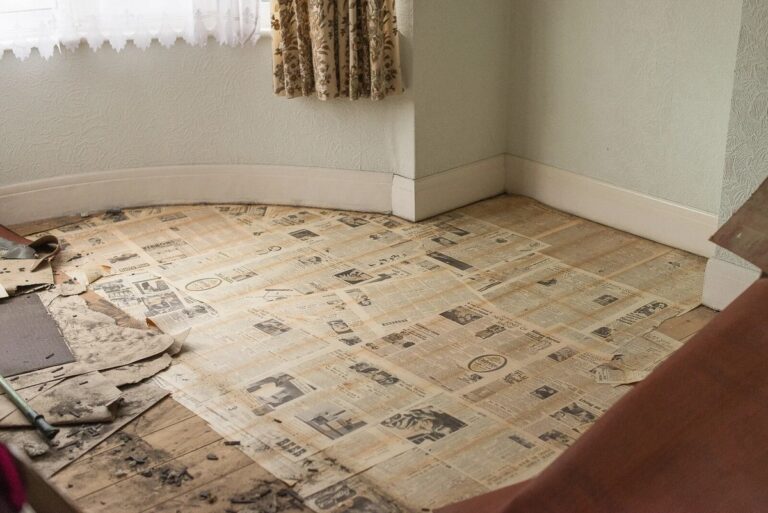 Zeitung unterm Teppich: Die unbekannte Lösung gegen Bodenfeuchtigkeit