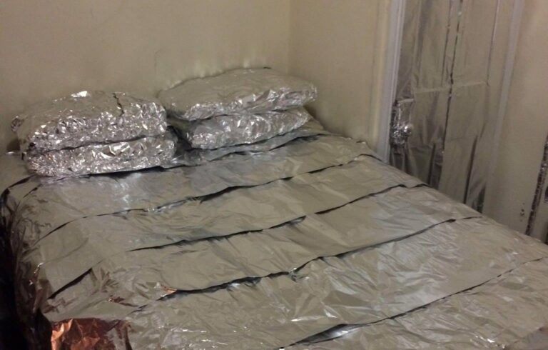 Alufolie unter dem Bett – ein Gärtnertrick gegen Feuchtigkeit, der funktioniert