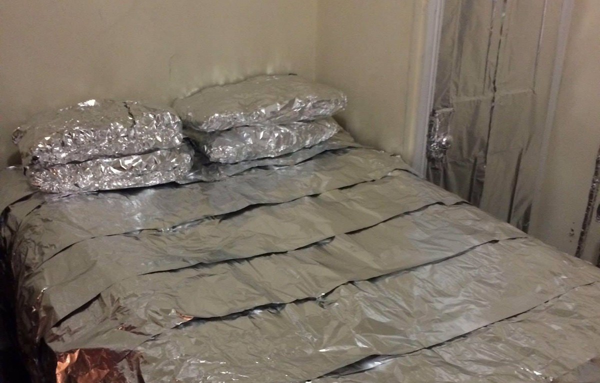 Alufolie unter dem Bett – ein Gärtnertrick gegen Feuchtigkeit, der funktioniert