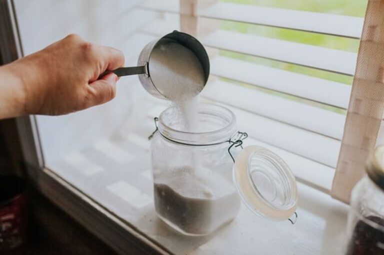 Backpulver auf der Fensterbank: So verschwinden Geruchsprobleme über Nacht
