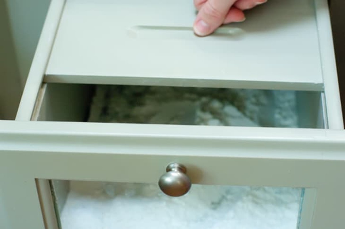 Backpulver in die Schublade: So stoppt man Schimmel für unter 1 Euro