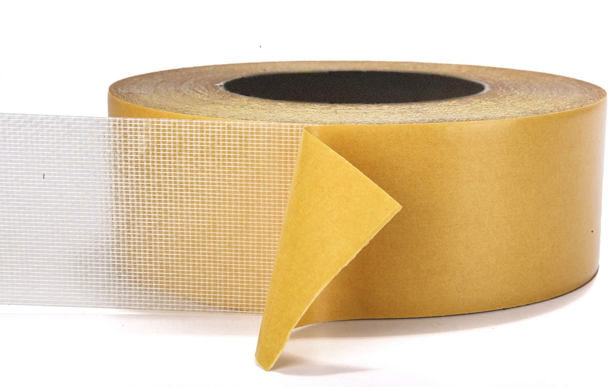 Klebeband unter dem Teppich: Wie es Kratzer auf dem Parkettboden verhindert