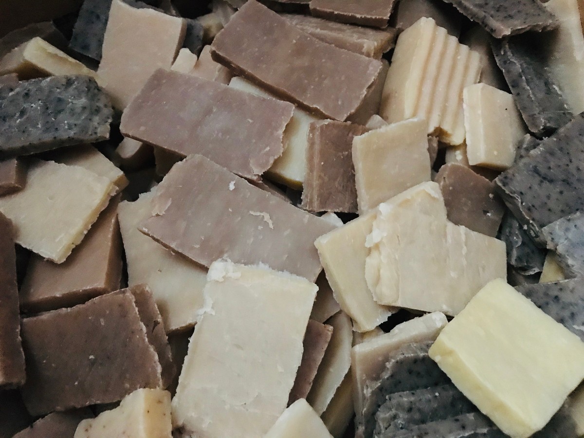 Seifenreste sammeln: Aus Abfall entsteht Geldersparnis beim Putzen