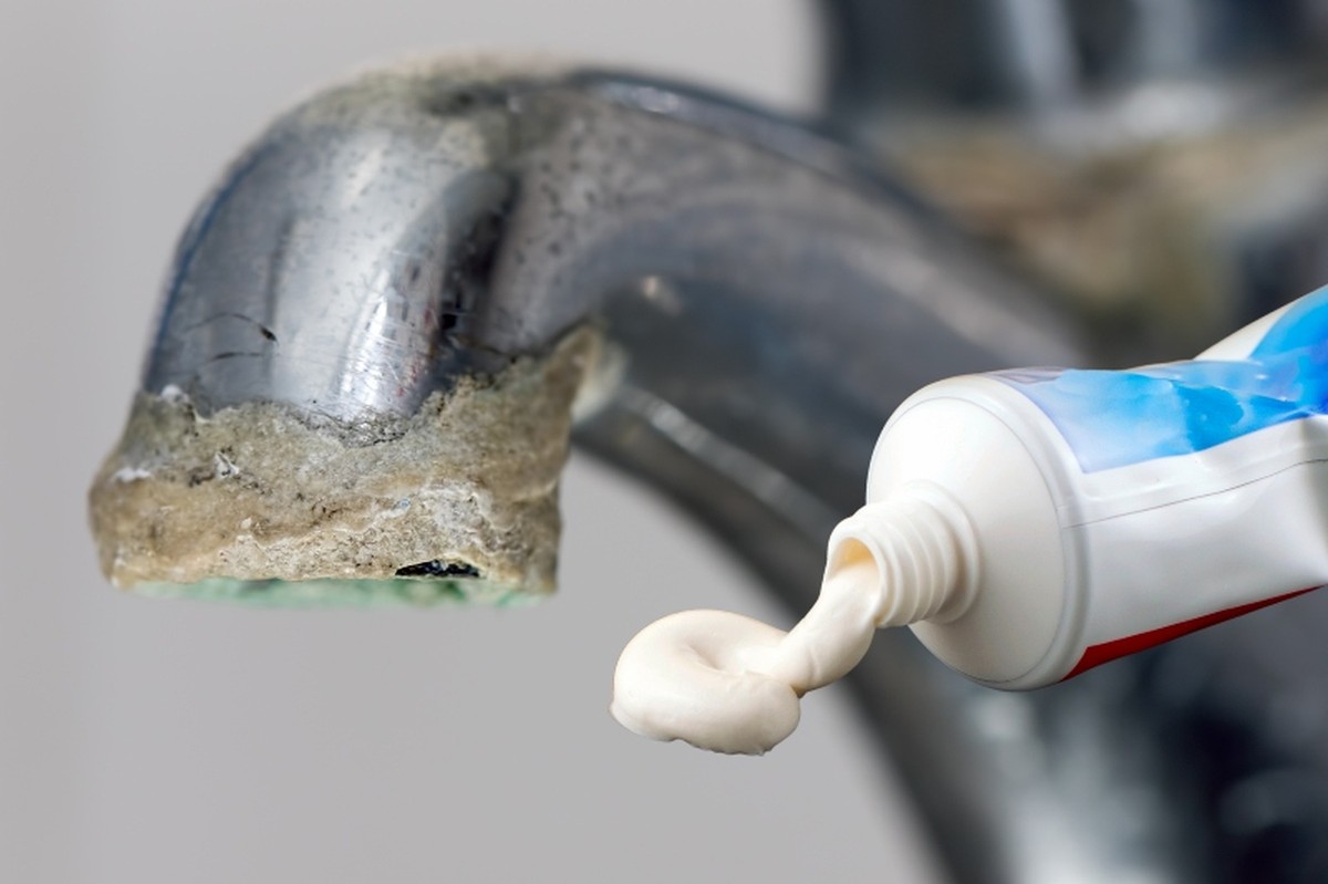 Zahnpasta auf Kalkflecken? Warum Profis das täglich nutzen