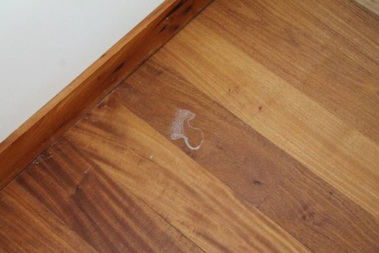 Zahnpasta auf Kratzer im Laminat? Der Profi-Trick, den Handwerker nicht verraten