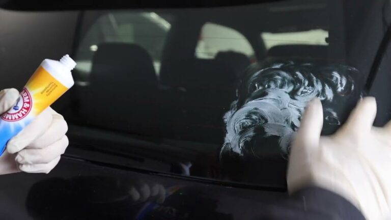 Zahnpasta auf Kunststofffenstern: Der Trick für kristallklare Scheiben ohne Chemie