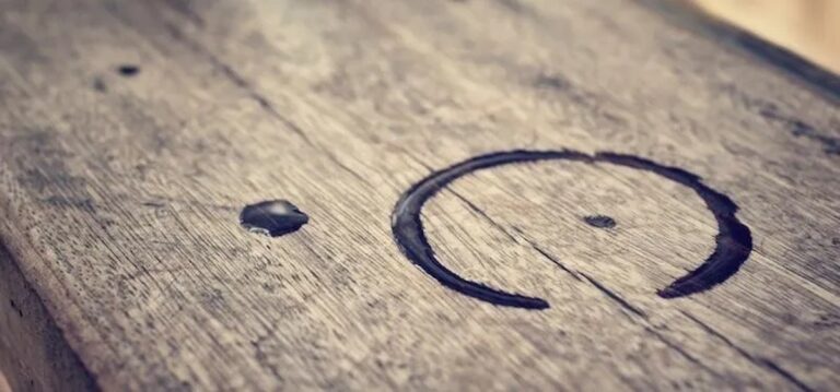 Zahnpasta auf Möbelkratzer? Der 2-Minuten-Trick für neue Oberflächen