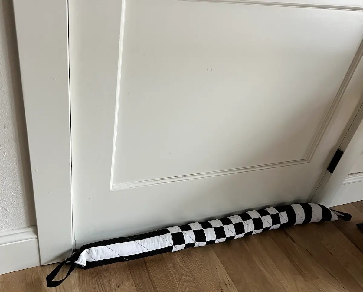 Zeitung unter der Tür – warum Förster das gegen Zugluft empfehlen