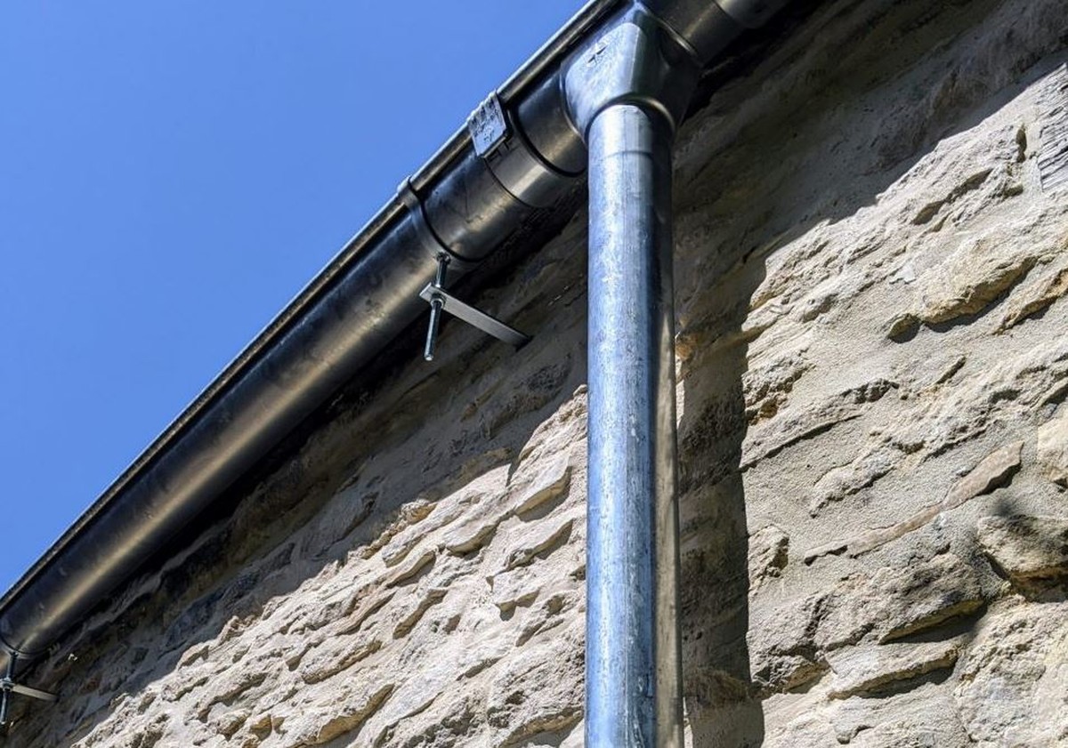 Dachdecker verraten: Das eine Material, das Ihre Regenrinne verdoppelt