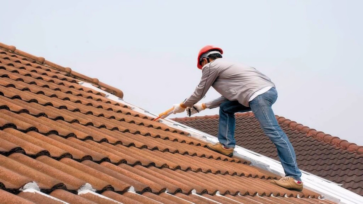 Dachdecker warnen: Diese eine Dachziegel-Kontrolle kostet Sie sonst 8.000 Euro