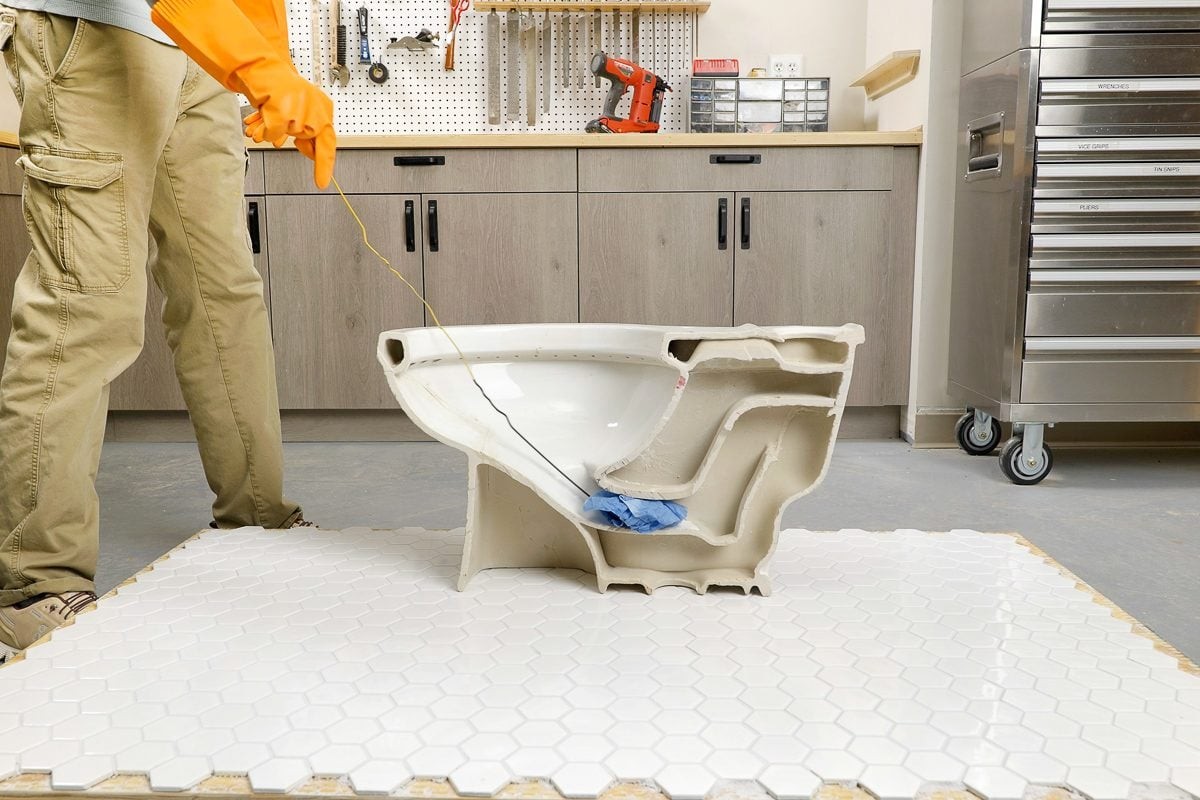 Essig und Backpulver in der Toilette: Der Trick, der teure Rohrreiniger erspart - image 2