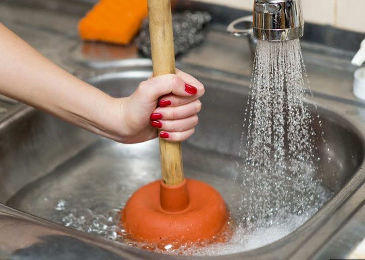 Klempner warnen: Diese alltägliche Flasche zerstört Ihre Rohre langsam - image 1