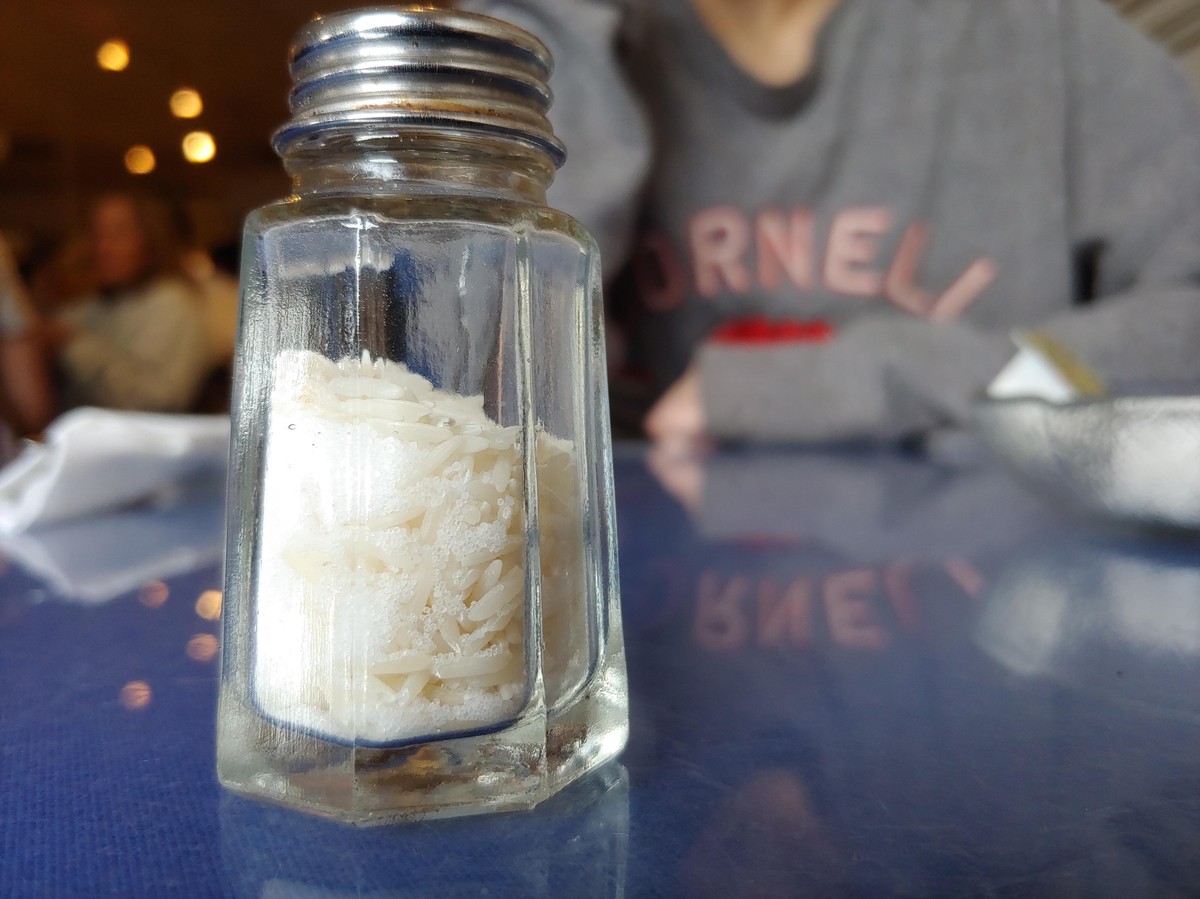 Salzstreuer mit Reis: Warum Profis das in jede Ecke stellen - image 1