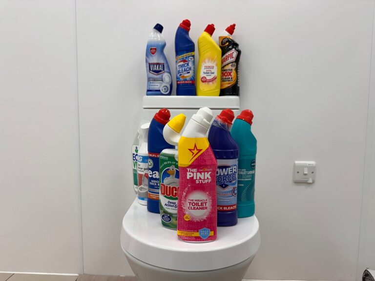Waschmittel in die Toilette – aber nicht zum Reinigen. Der echte Grund dahinter