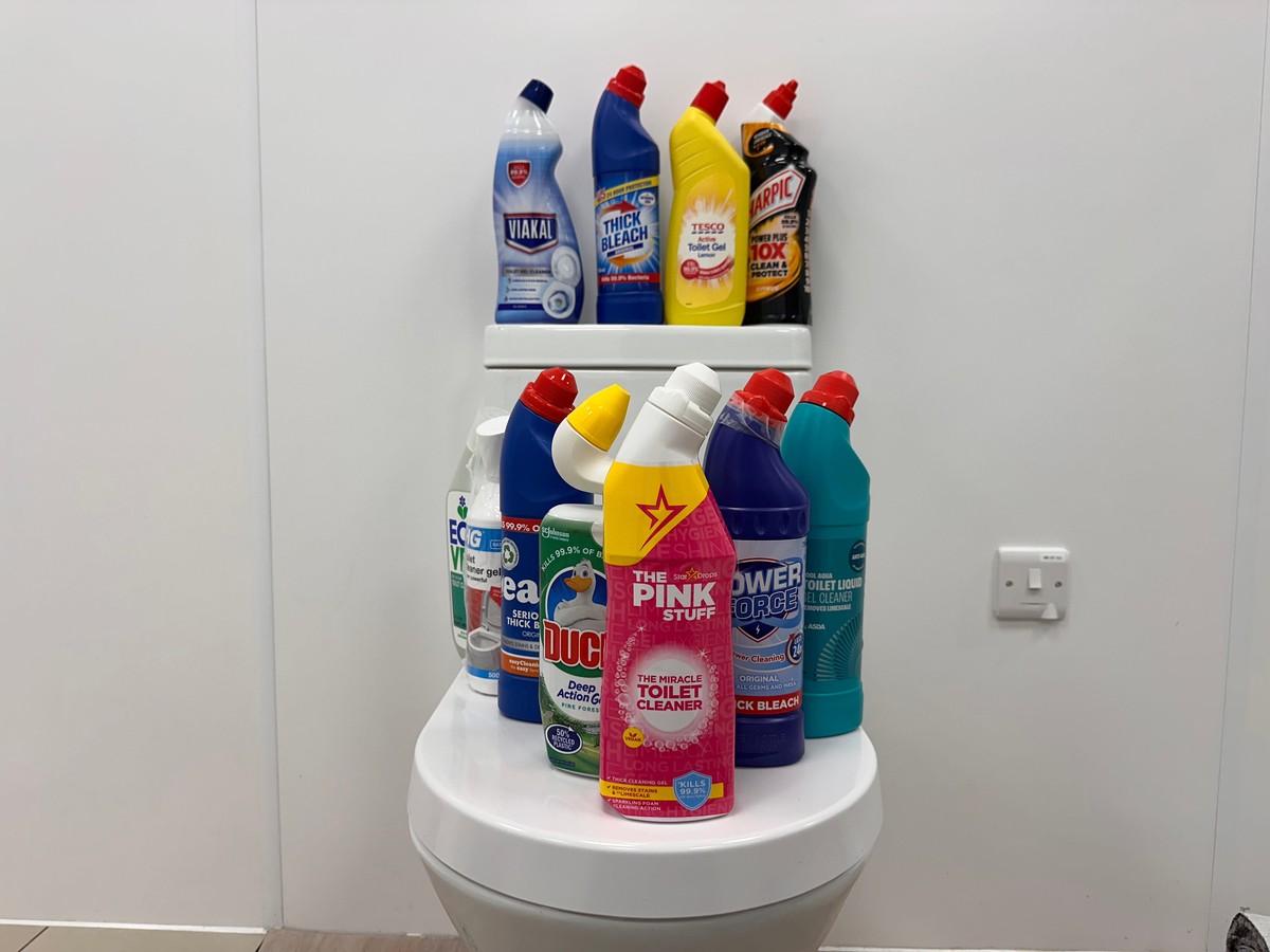 Waschmittel in die Toilette – aber nicht zum Reinigen. Der echte Grund dahinter