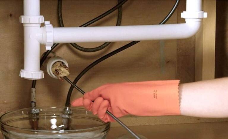 Was Klempner NIEMALS in den Abfluss kippen – und warum es teuer wird