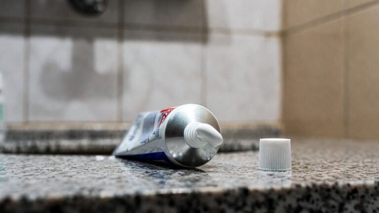 Zahnpasta auf Kratzer im Laminat? Das Ergebnis überrascht Sie