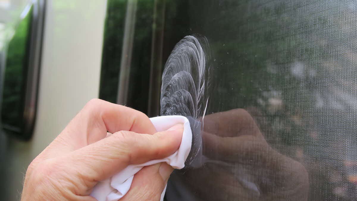 Zahnpasta auf Kunststofffenstern? Der 3-Minuten-Trick gegen Kratzer - image 2