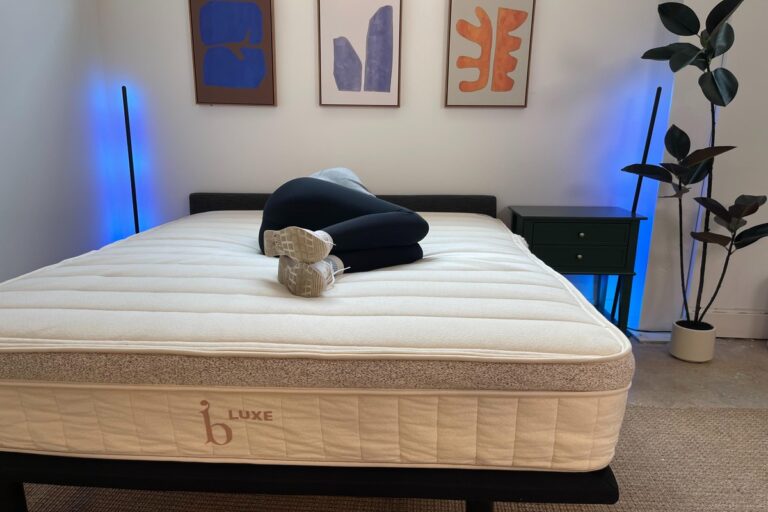 Zeitungspapier unter die Matratze legen – warum Hoteliers das immer tun